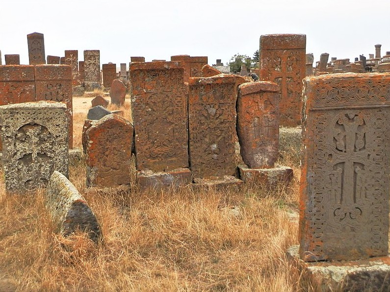 Средневековое армянское кладбище в Норатусе
